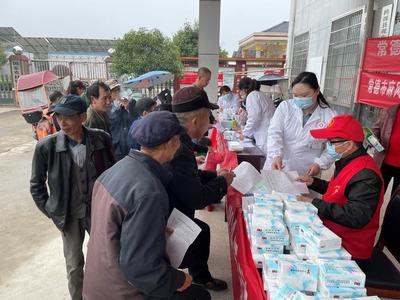 市皮防所黨員志愿者 健康義診進鄉村，麻風防治人人知，營養健康咨詢暖人心